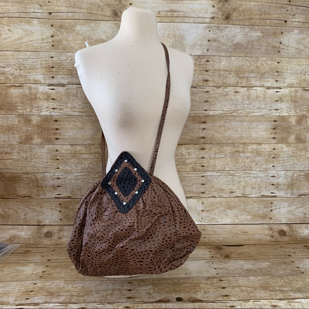 Unique hinge closure purse
